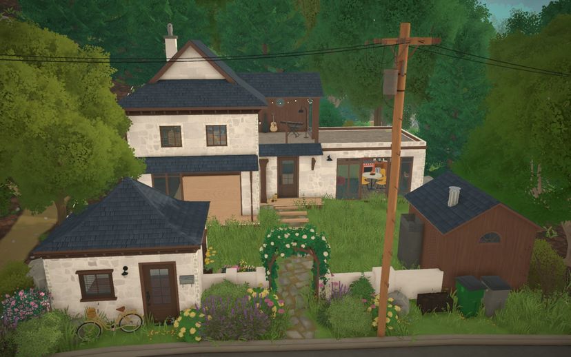 Small house with a closed garden and a terrace